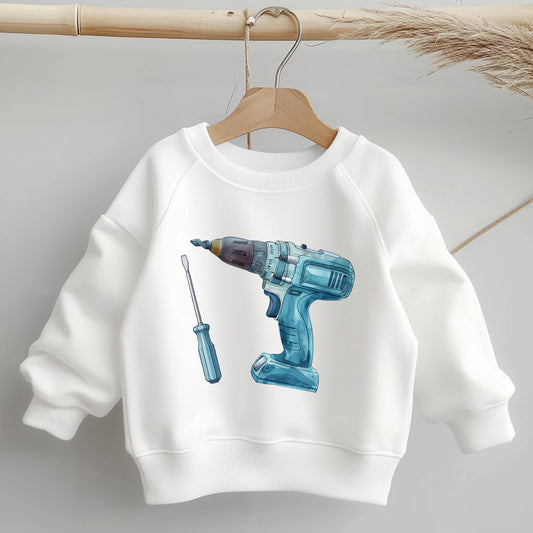 Bügelbild mit Werkzeug-Motiv auf Kinderkleidung – Hammer, Zange und Schraubenschlüssel in kindlichem Stil.