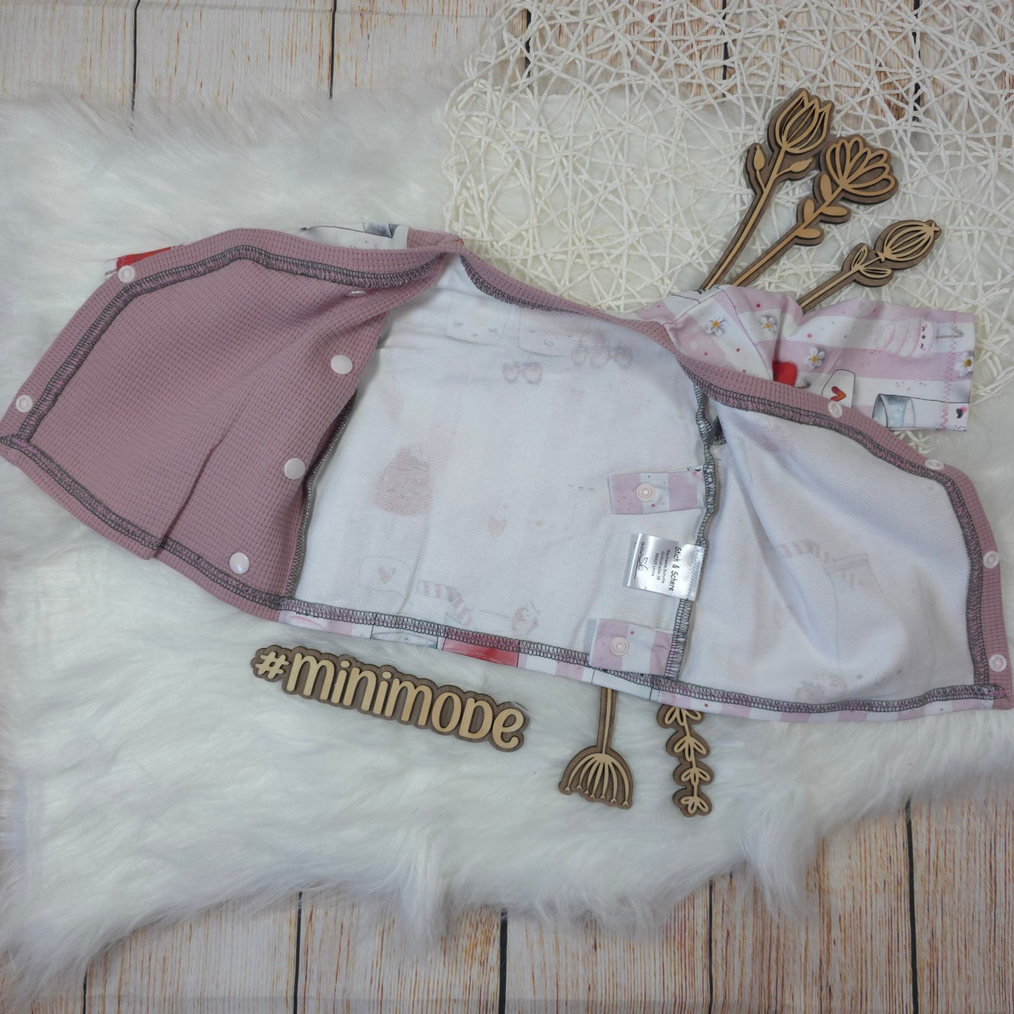 Handgenähte Wickeljacke Baby Größe 56 innenansicht mit Druckknöpfen aus French Terry und Waffeljersey