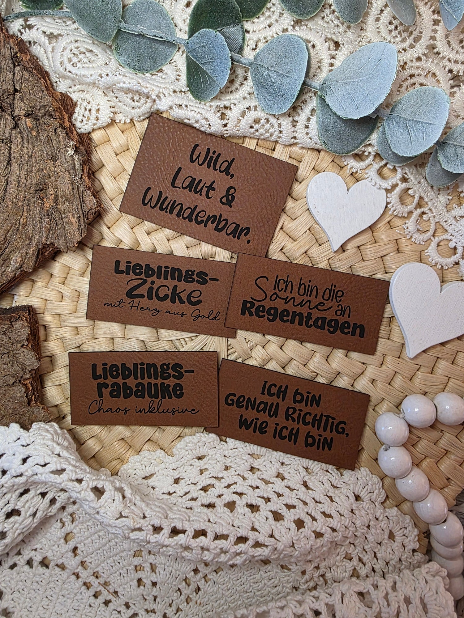 Kunstlederlabels mit Gravur – Labels von Stich & Schere