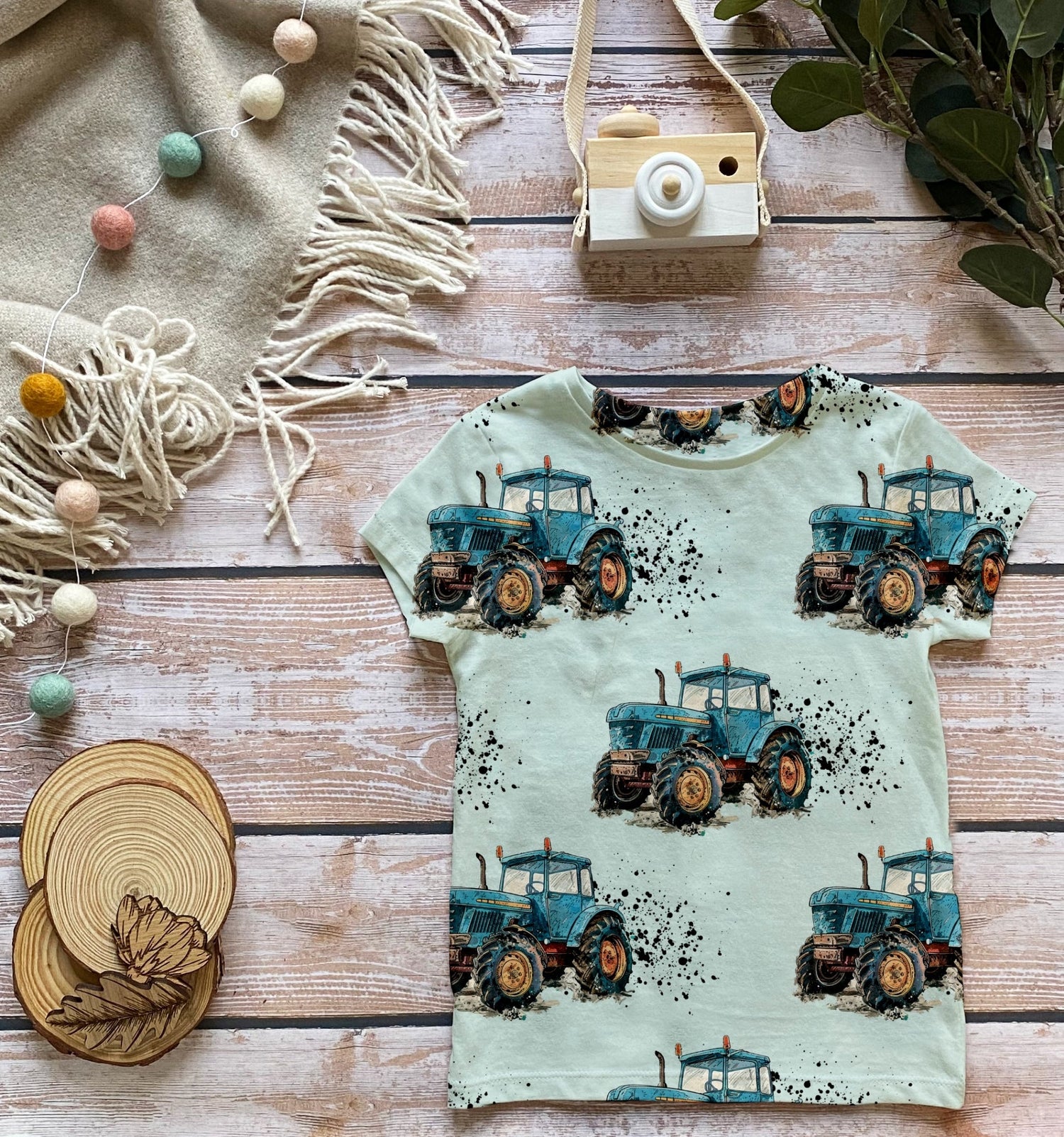 Handgemachte T-Shirts für Babys und Kinder aus weichen, atmungsaktiven Stoffen – perfekt für jede Jahreszeit und maximalen Komfort.