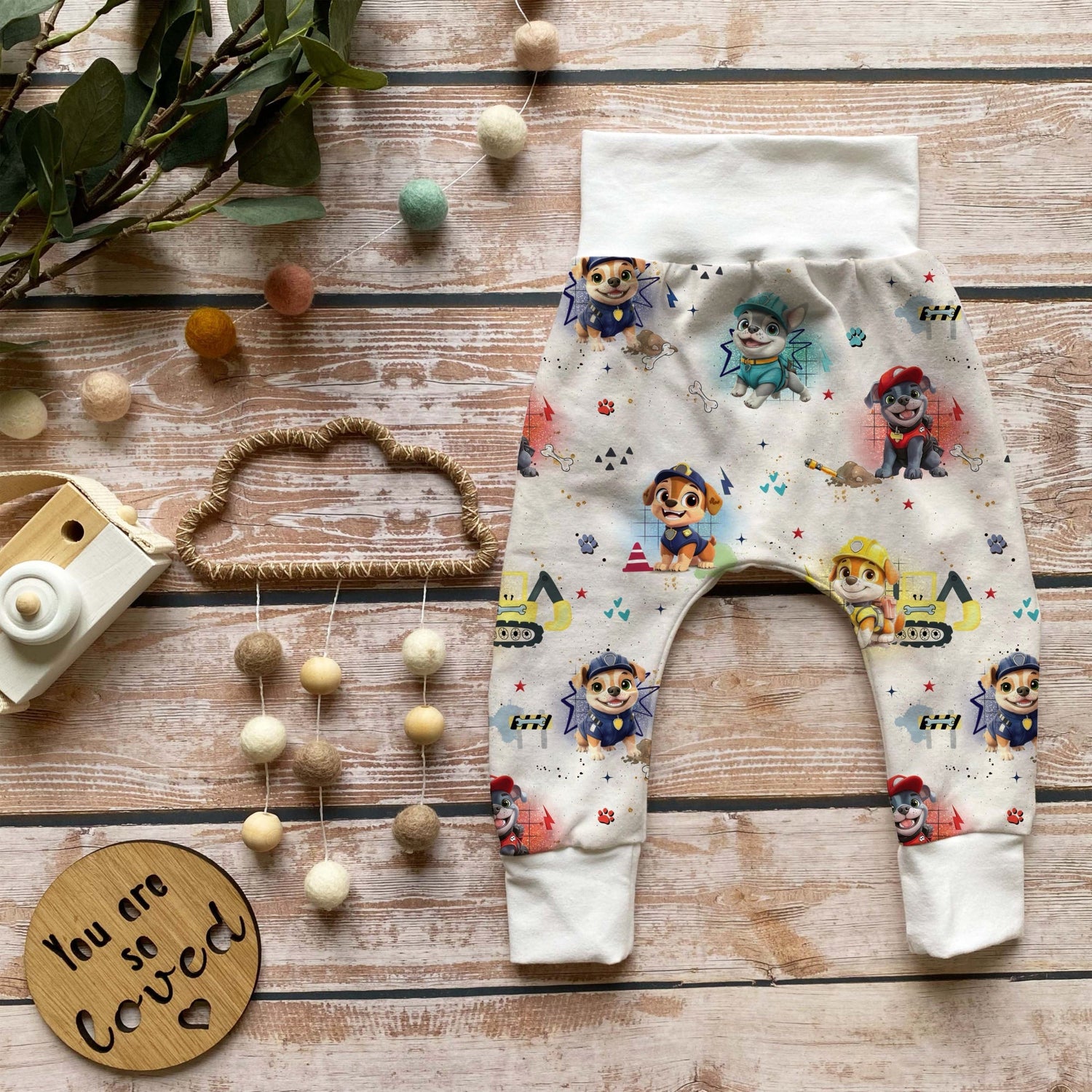 Handgemachte Pumphose für Babys & Kinder aus weichem Jersey mit buntem Hunde-Motiv. Bequemer Schnitt mit breiten Bündchen für maximalen Tragekomfort. Perfekt für empfindliche Kinderhaut und aktive Abenteuer.