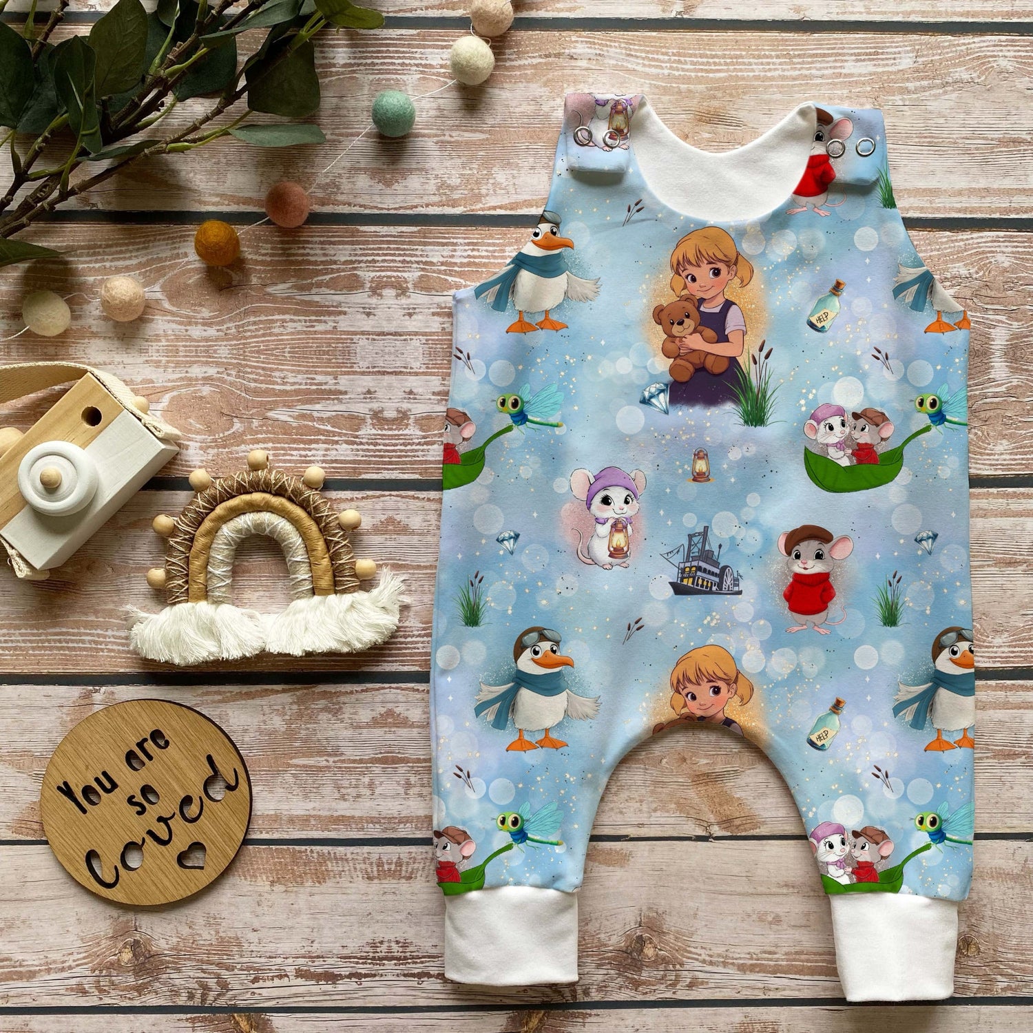 Liebevoll handgemachte Babystrampler aus weichen, hautfreundlichen Stoffen in einzigartigen Designs – perfekt für Komfort und Bewegungsfreiheit.