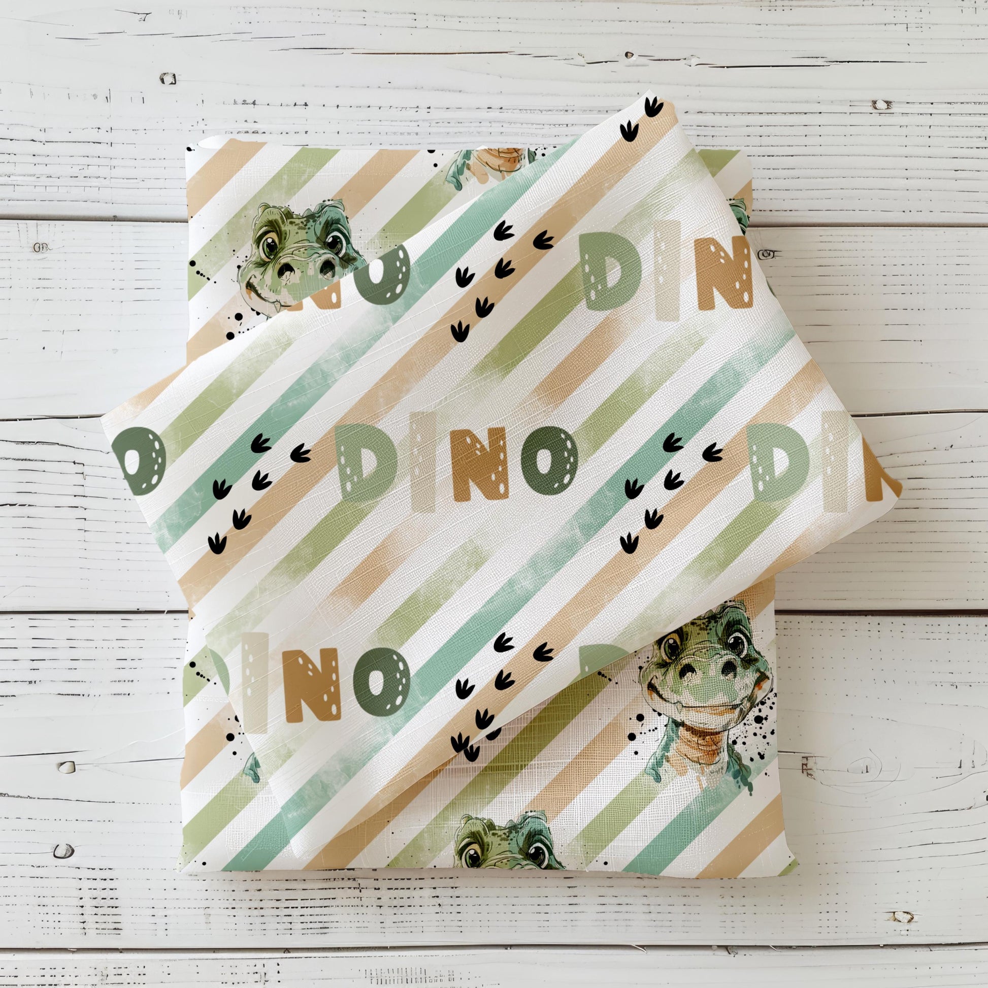 Hochwertiger Baumwollstoff mit niedlichem Dino-Motiv und grün-beigen Streifen, ideal für Kinderkleidung, Accessoires und DIY-Nähprojekte.
