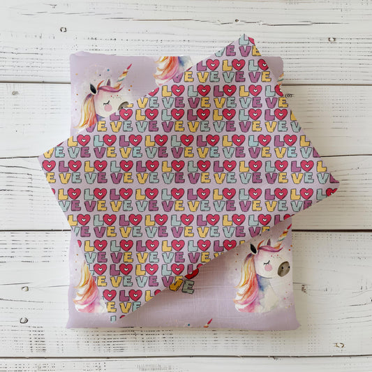 Hochwertiger Einhorn-Stoff als Meterware – Weicher French Terry mit verspieltem Einhorn-Design auf pastellfarbenem Hintergrund, ideal für Kinderkleidung und kreative Nähprojekte.