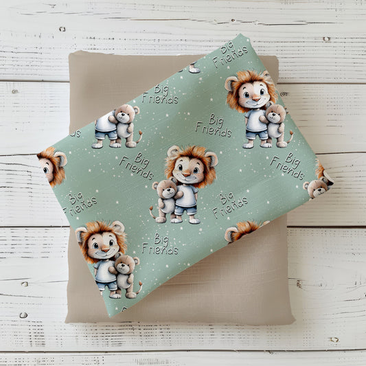 Gefalteter Stoff mit dem Design „Big Friends“ mit süßem Löwen und Sternenmotiv. Kinderjersey mit Freundschafts-Print.