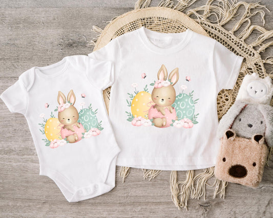 Oster-Bügelbild für Kinderkleidung – Hase mit bunten Frühlingsdetails.