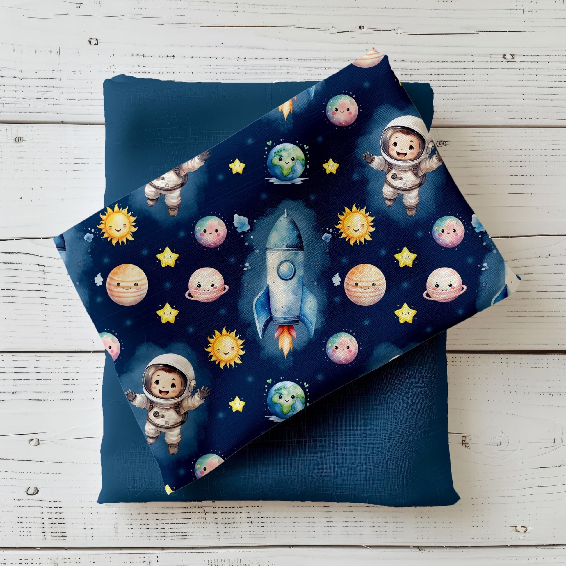 Hochwertiger Kinderstoff mit Astronauten, Raketen und Planeten auf dunklem Hintergrund – ideal für Baby- & Kinderkleidung.