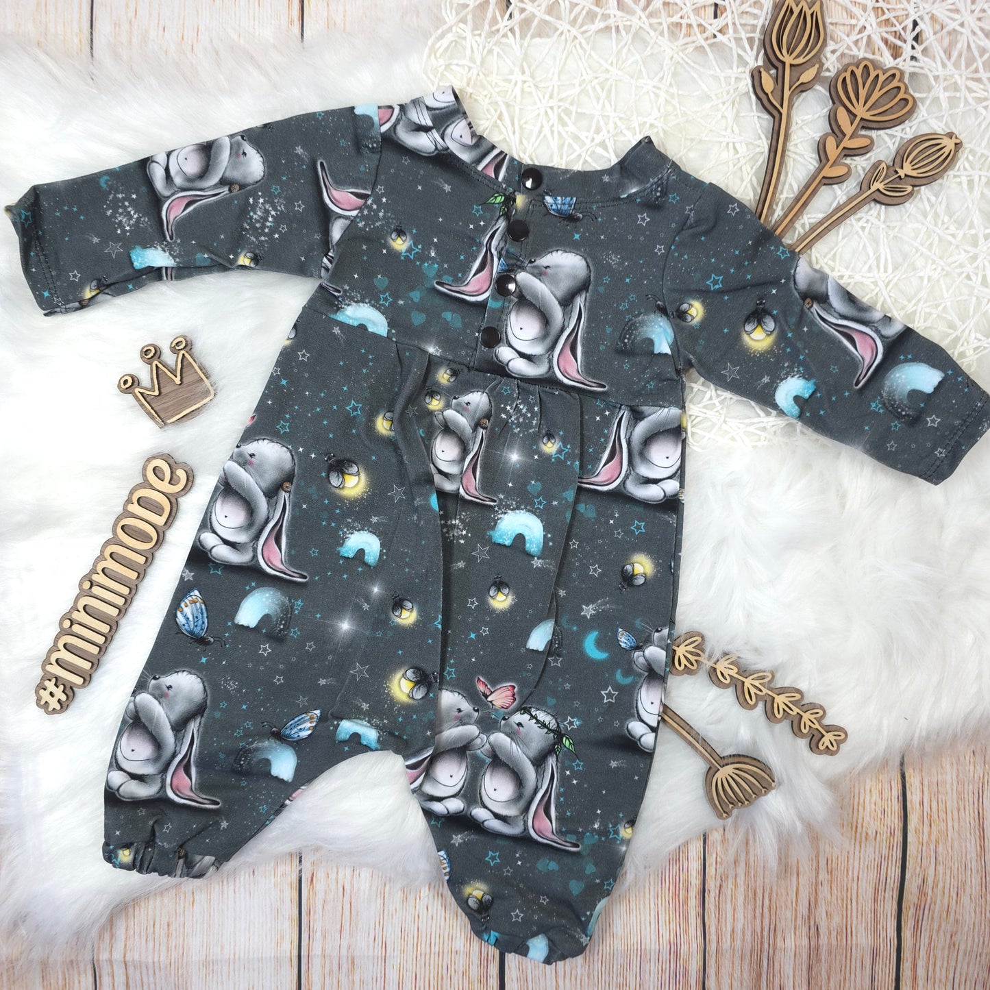 Detail Baby Jumpsuit Größe 56 mit Knopfleiste und Hasenmotiv Jersey