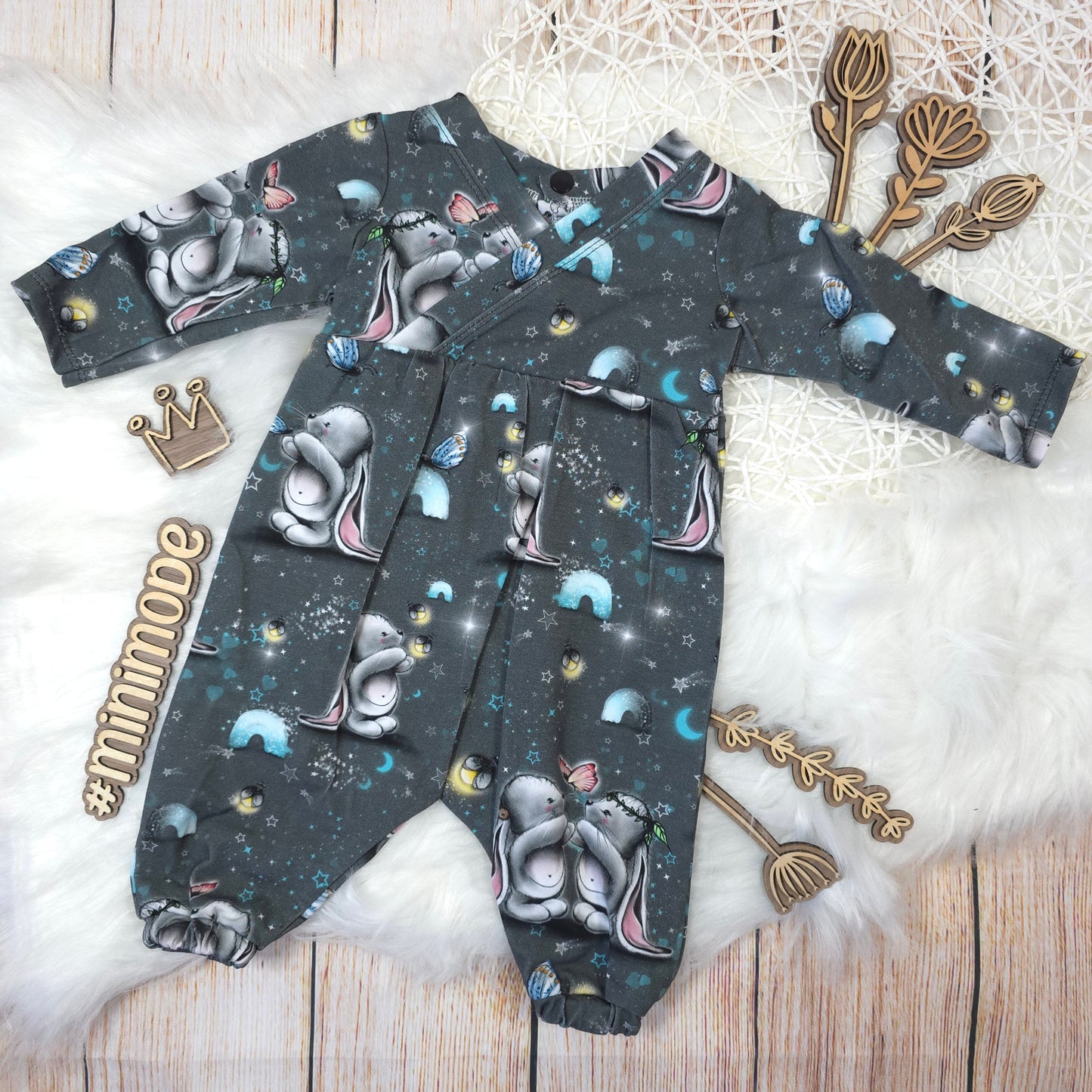 Handgemachter Baby Jumpsuit Größe 56 mit Hasen und Nachtmotiv aus Jersey