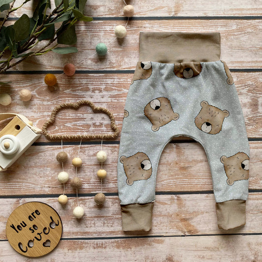 Handgemachte Baby-Pumphose „Benji der Bär“ in Beige – aus Bio-Baumwolle, gemütlich, elastisch & liebevoll genäht.