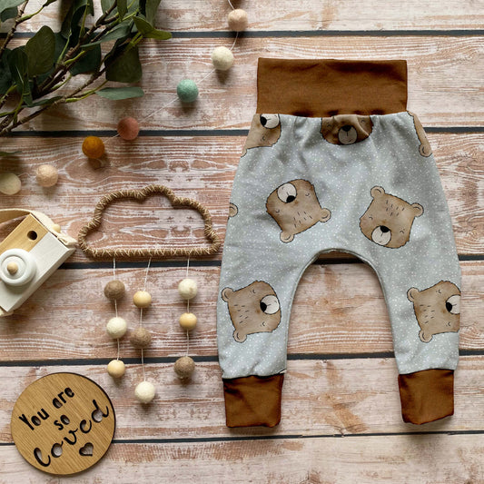 Handgemachte Baby-Pumphose mit Bärenmotiv „Benji der Bär“ in Karamell – aus Bio-Baumwolle, bequem & nachhaltig.