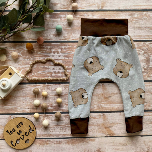 Handgemachte Baby-Pumphose mit Bärenmotiv „Benji der Bär“ in Schokobraun – weich, elastisch & nachhaltig aus Bio-Baumwolle.