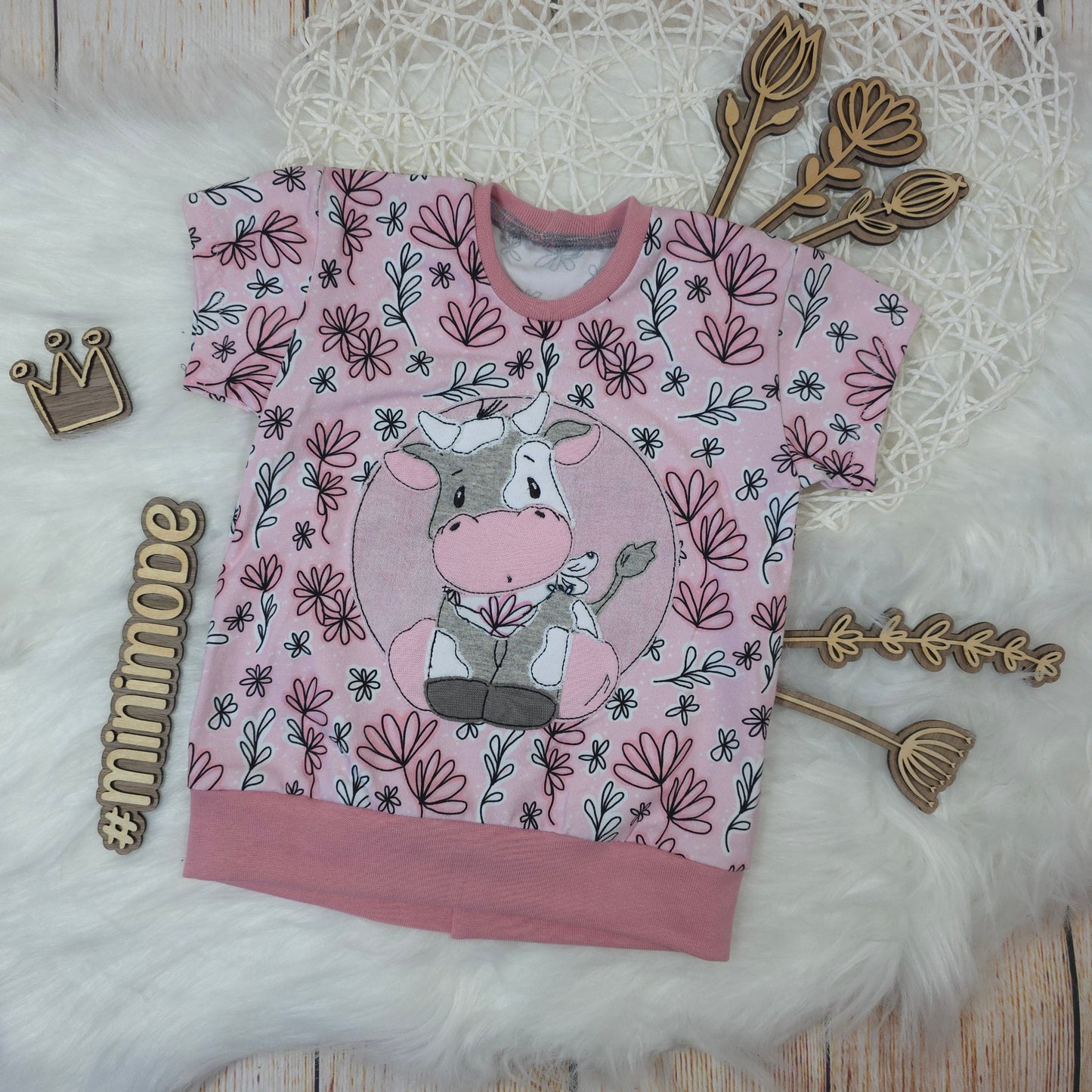 Baby Shirt 62 68 rosa mit Blumenmuster und Kuh Stickerei handgemacht aus Jersey