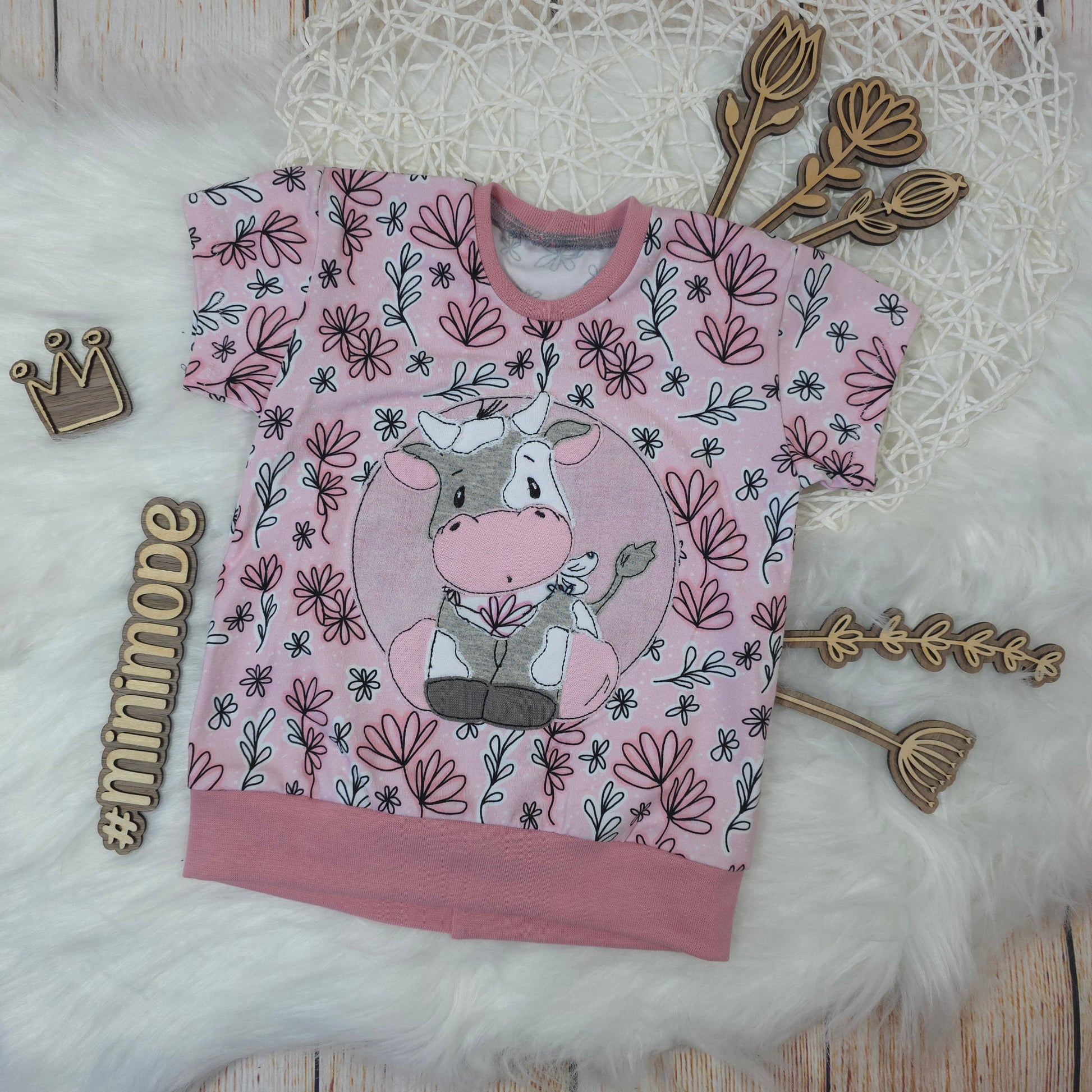 Baby Shirt 62 68 rosa mit Blumenmuster und Kuh Stickerei handgemacht aus Jersey