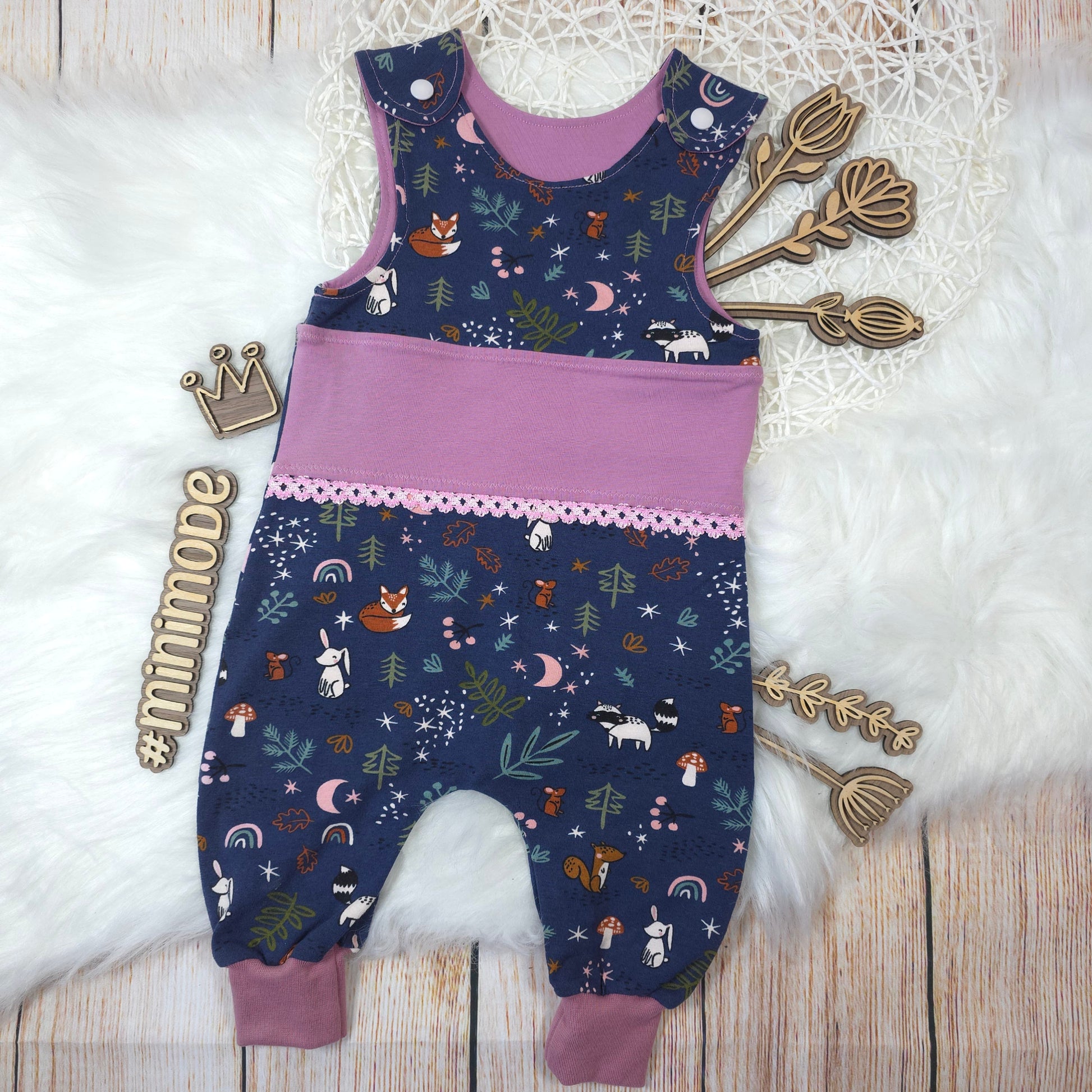 Baby Strampler 62/68 mit Waldtieren und rosa Bündchen aus Jersey handgemacht