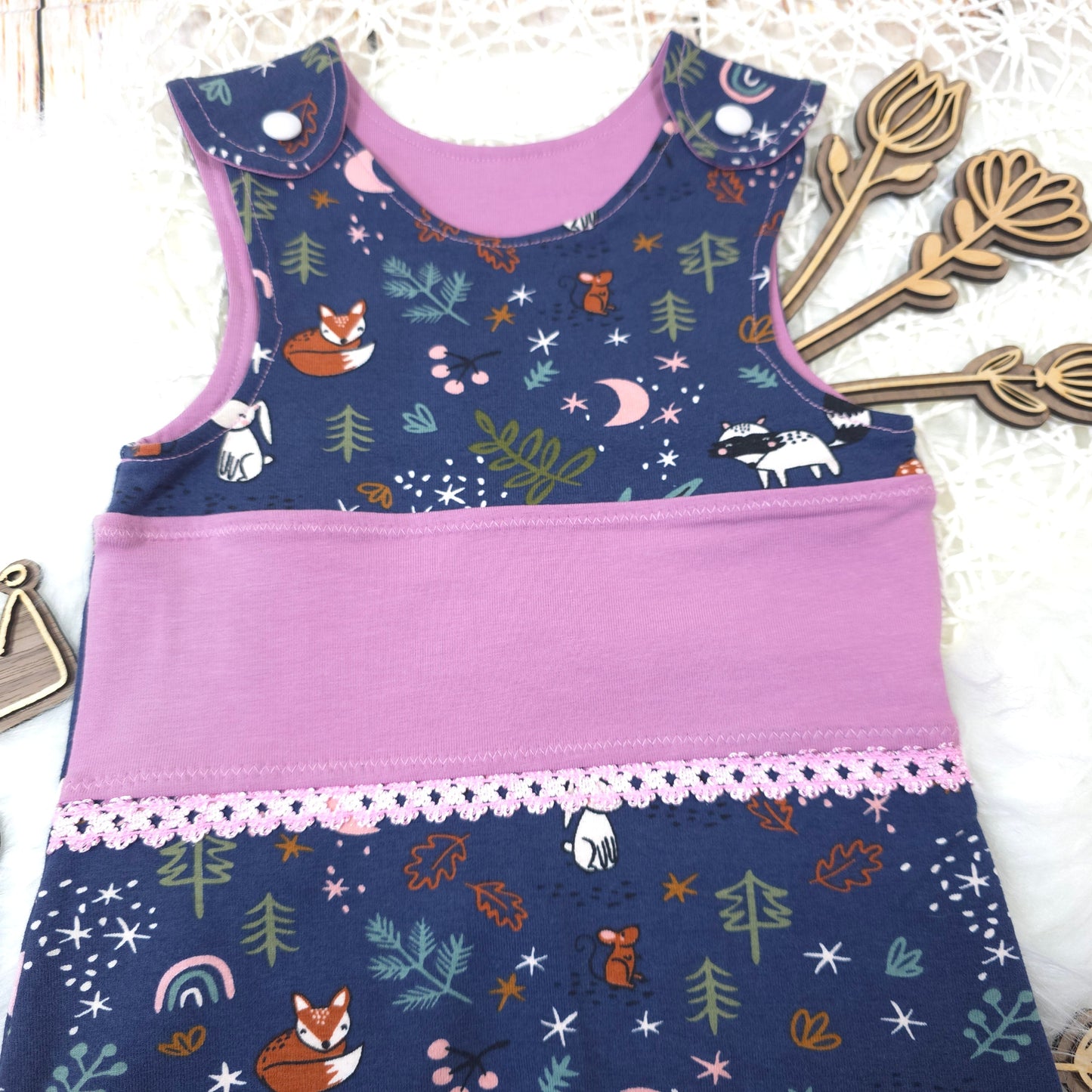 Detailaufnahme Baby Strampler Waldtiere mit Spitze und Druckknöpfen Jersey