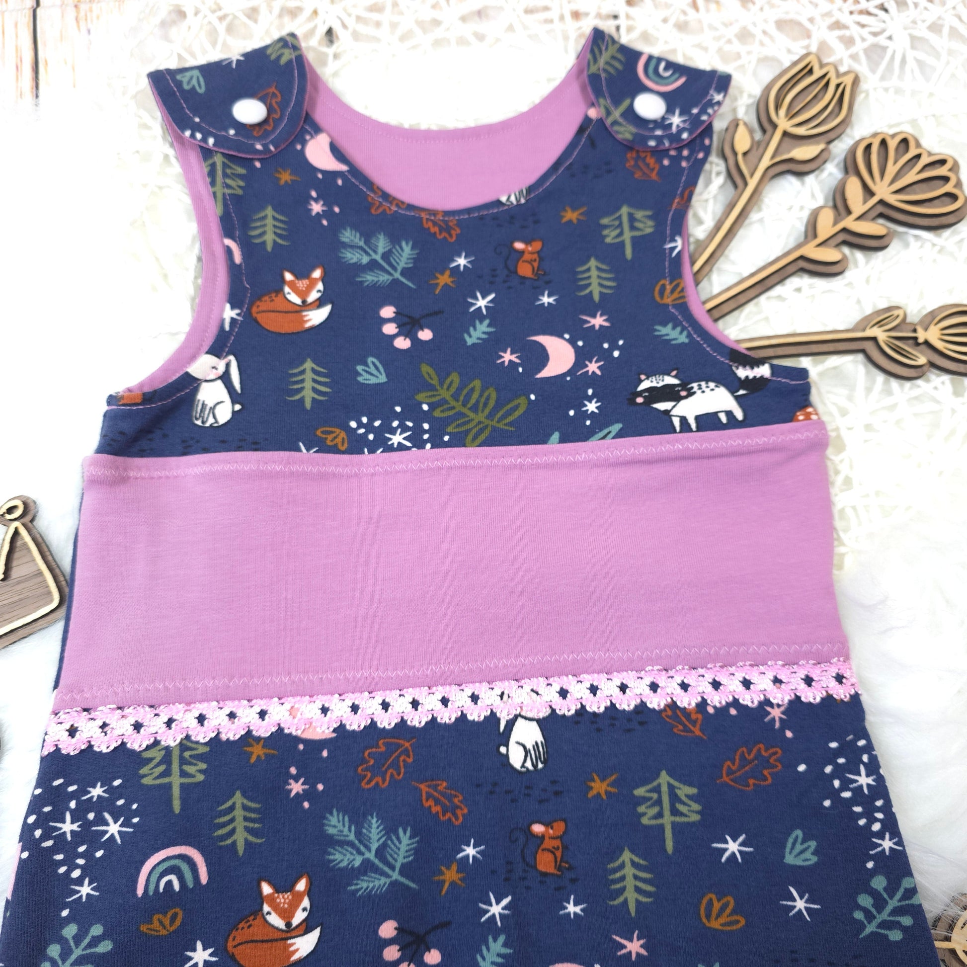 Detailaufnahme Baby Strampler Waldtiere mit Spitze und Druckknöpfen Jersey