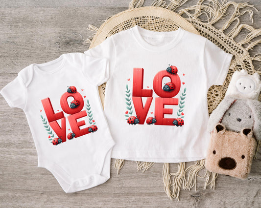 DIY-Bügelbild mit romantischem Love-Schriftzug und Marienkäfer-Design.