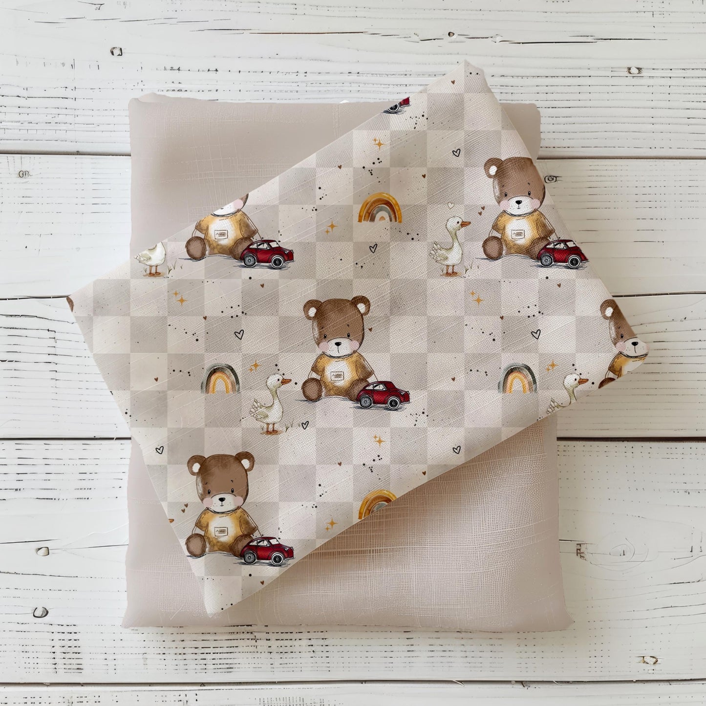 Sanfter Kinderstoff mit süßem Bären, Auto und Gans auf beigem Karomuster – ideal für Baby- & Kinderkleidung aus Jersey oder French Terry.