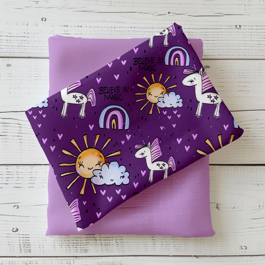 Lila Einhornstoff Believe in Magic – weicher Jersey für Kinderkleidung mit Regenbogen & Sonne.