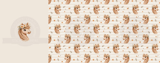 Zartes Pferdemotiv auf hellem Stoffhintergrund – perfekt für liebevolle Nähprojekte.