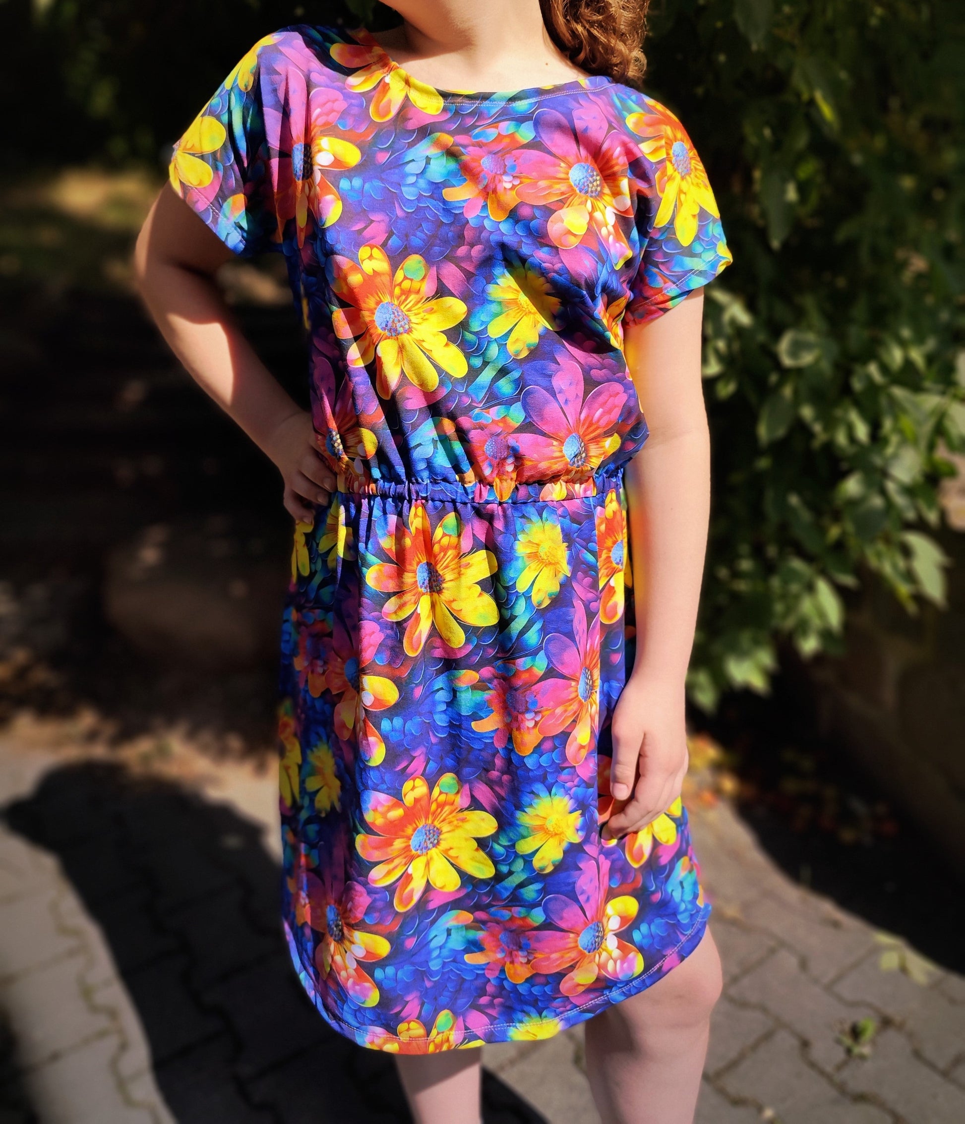 Textilstück mit auffälligem floralen Design in kontrastreichen Farben – ideal für kreative Mode- oder Dekoideen.