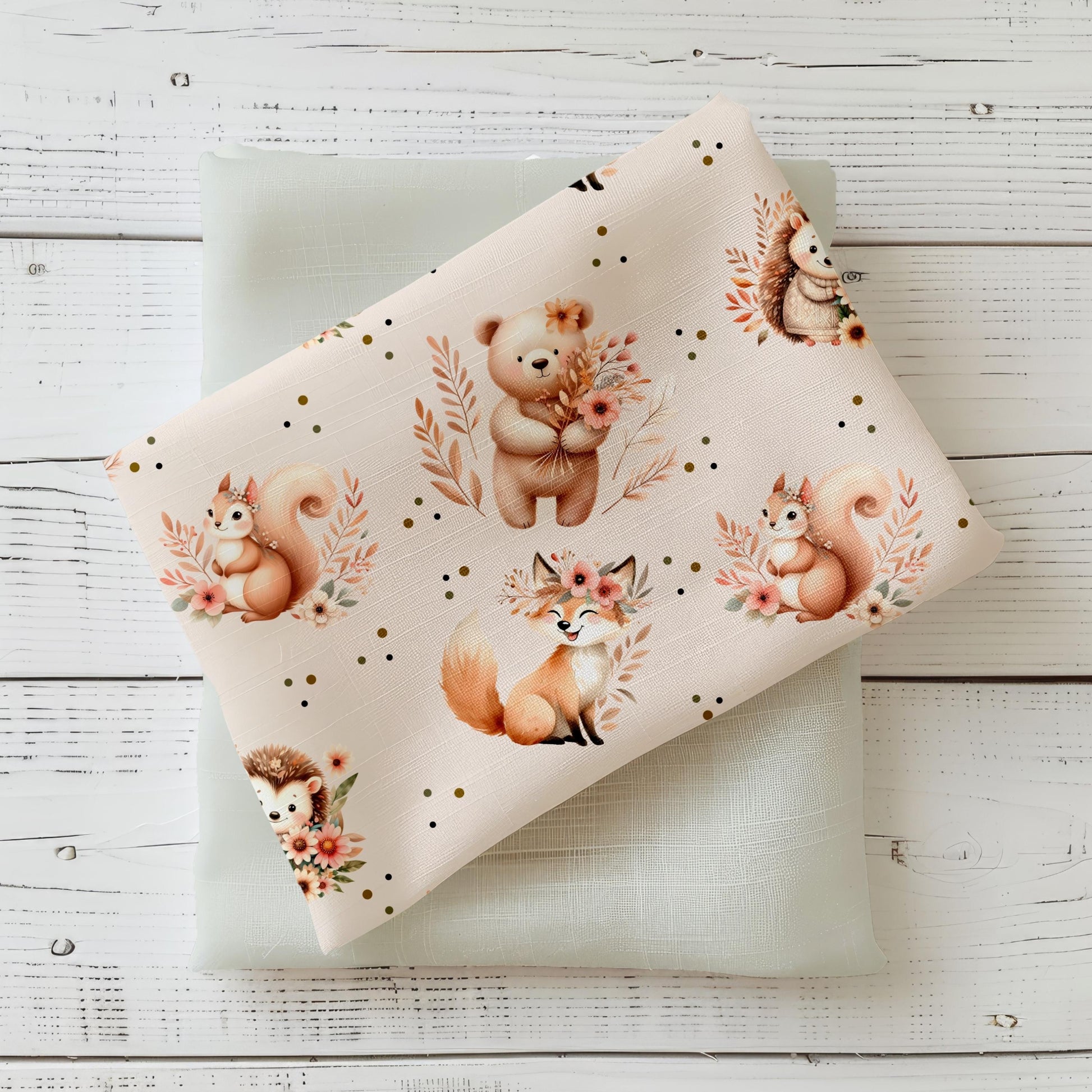 Hochwertiger Kinderstoff „Boho Waldtiere“ mit niedlichen Füchsen, Bären & Eichhörnchen in sanften Naturfarben. 