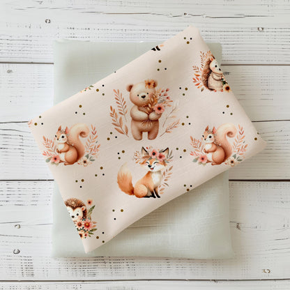 Hochwertiger Kinderstoff „Boho Waldtiere“ mit niedlichen Füchsen, Bären & Eichhörnchen in sanften Naturfarben. 