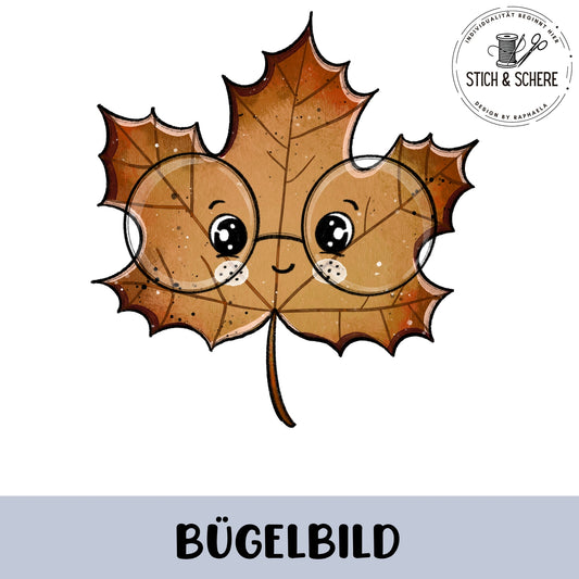 „Freigestelltes Bügelbild: braunes Ahornblatt mit gezackten Lappen und sichtbaren Blattadern; freundliches Gesicht mit runder Brille im kindlichen Stil.“