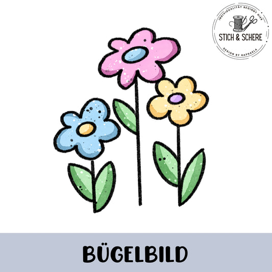 Drei kindlich illustrierte Blumen in Rosa, Gelb und Hellblau mit grünen Blättern als Bügelbild „Blümchen-Trio“.