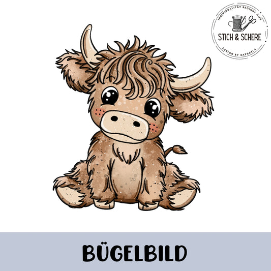 „Freigestelltes Bügelbild: sitzendes, braunes Highland-Kälbchen mit Hörnern, wuscheligem Fell und großen, freundlichen Augen; kindlicher Illustrationsstil.“
