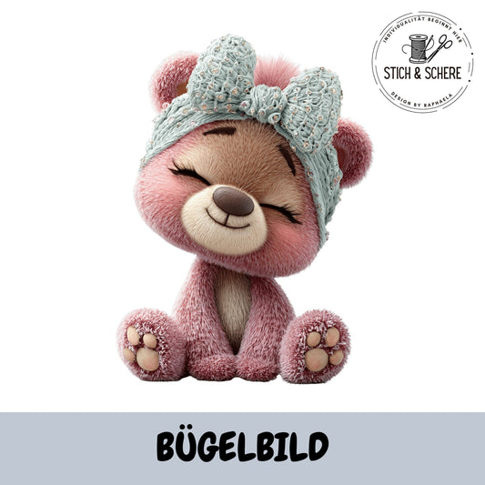 Bügelbild „Bärchen Love“ mit flauschigem rosa Bären und großer pastellblauer Schleife als hochwertiger DTF-Transfer für Kinderkleidung und Handmade-Projekte