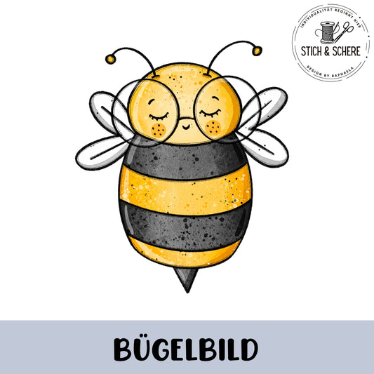 „Freigestelltes Bügelbild: gelb-schwarze Biene mit runder Brille, geschlossenen Augen, Sommersprossen und transparenten Flügeln; kindliche Illustration.“