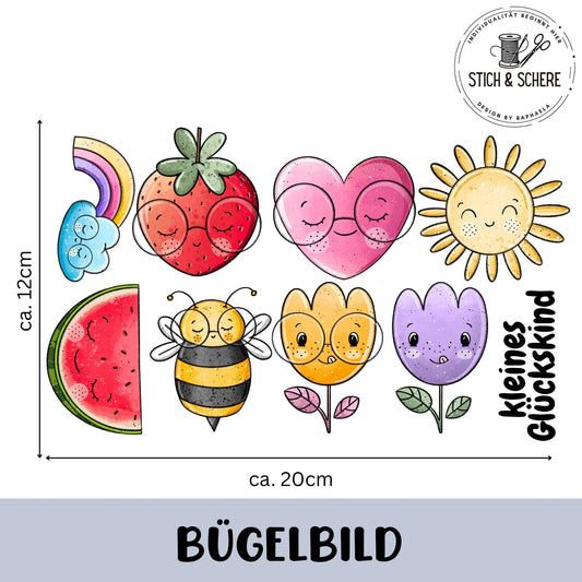 „Freigestelltes Bügelbild-Set ‚Buntes Glück‘ (ca. 20×12 cm): Regenbogen mit Wolke, Erdbeere, Herz, Sonne, Melonenschnitz, Biene, gelbe und lila Tulpe; freundliche Gesichter teils mit runder Brille; rechts der vertikale Schriftzug ‚kleines Glückskind‘.“