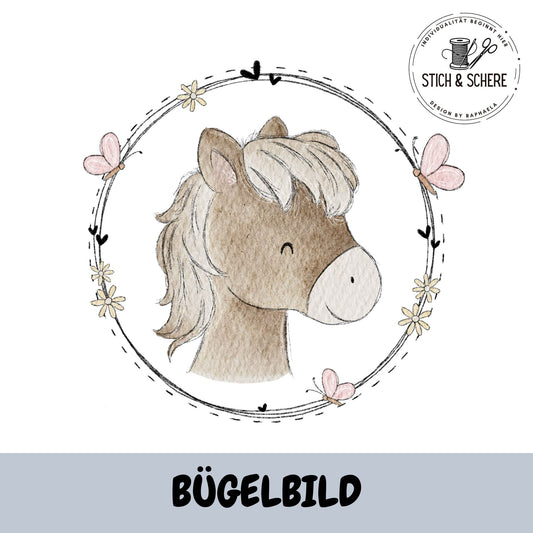 Bügelbild „Button Pferd“ mit niedlichem Pferdekopf im Aquarellstil, umrahmt von Blumen, Herzen und Schmetterlingen als hochwertiger DTF-Transfer für Kinderkleidung
