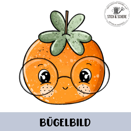 Rundes, orangefarbenes Clementinen-Bügelbild mit großen runden Brillengläsern, glitzernden Augen, Sommersprossen und grünem Blatt oben; freundlicher Gesichtsausdruck auf weißem Hintergrund.