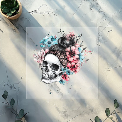 Rockiger Skull-Print mit floralen Akzenten als stylisches Bügelmotiv.