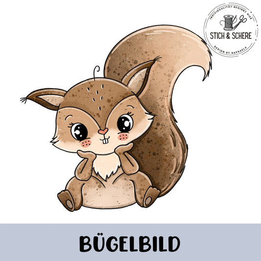 „Freigestelltes Bügelbild: braunes, sitzendes Eichhörnchen mit großem buschigem Schwanz, freundlichem Gesicht und rosigen Bäckchen; kindlicher Illustrationsstil.“