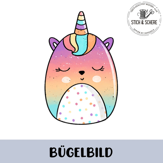 „Freigestelltes Bügelbild: rundliches Einhorn in Pastellfarben mit Regenbogenmähne und Horn, geschlossene Augen, gepunkteter Bauch; kindliche Illustration.“