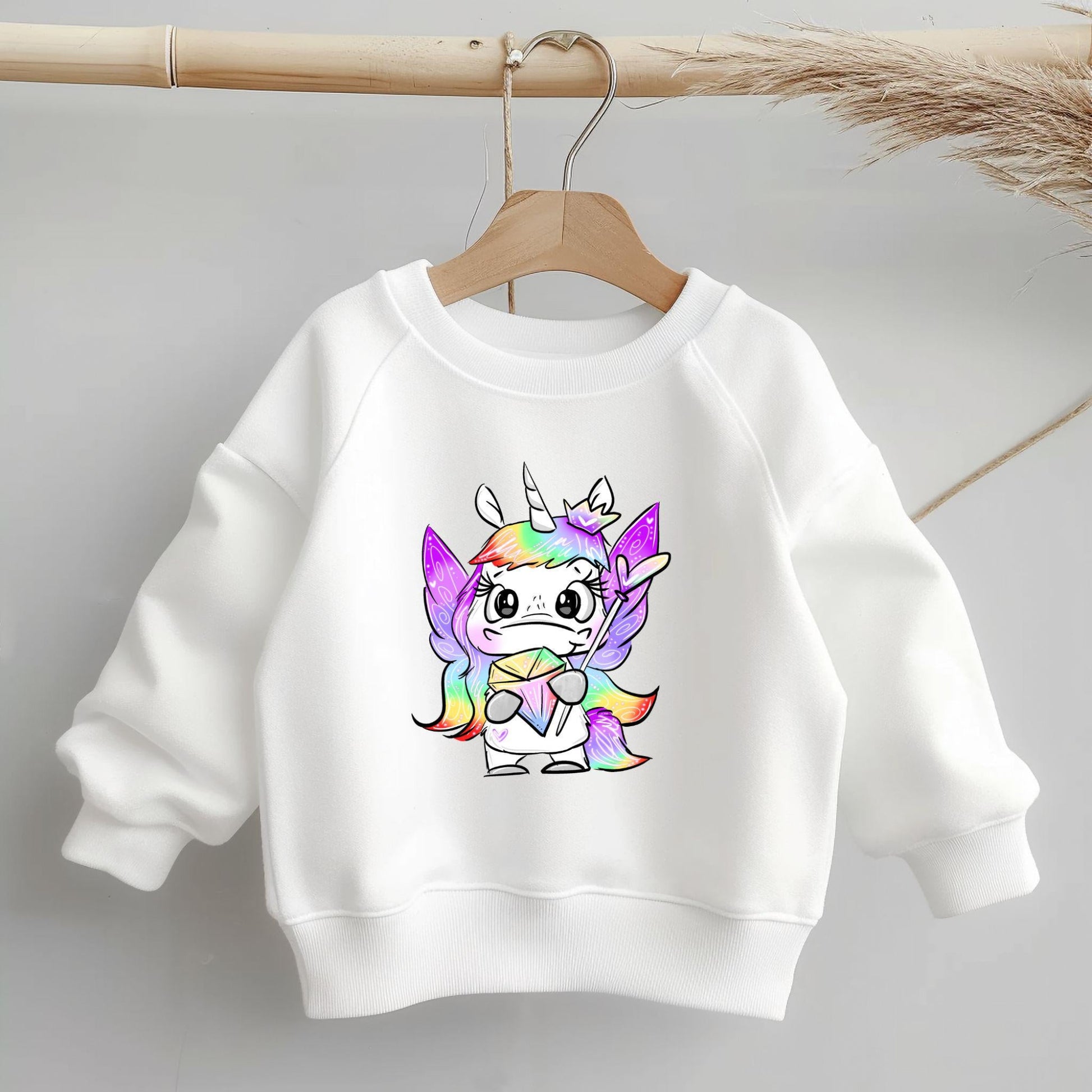 Zauberhaftes Einhorn-Bügelbild mit Krone und Feenflügeln für Kinderstoffe.