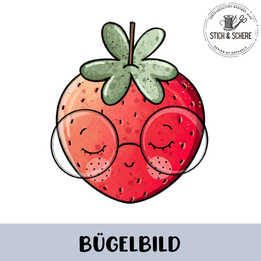 „Freigestelltes Bügelbild: rote Erdbeere mit grünen Blättern, runder Brille, geschlossenen Augen und lächelndem Gesicht mit Sommersprossen.“