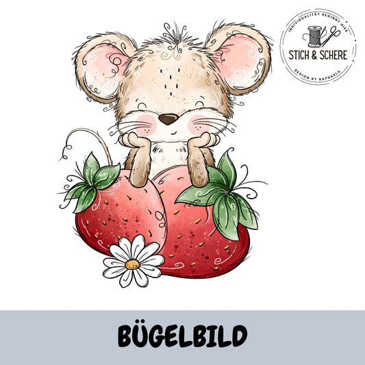 Bügelbild Erdbeermäuschen von Katzengold-Designs – süße Maus sitzt zwischen großen Erdbeeren