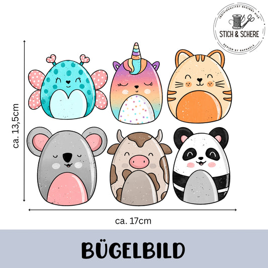 „Freigestelltes Bügelbild-Set ‚Flauschis‘ (ca. 17×13,5 cm): sechs rundliche Tierfiguren – türkisfarbener Schmetterling, pastellfarbenes Einhorn, orange Katze, grauer Koala, beige Kuh und schwarz-weißer Panda; kindliche Illustration.“