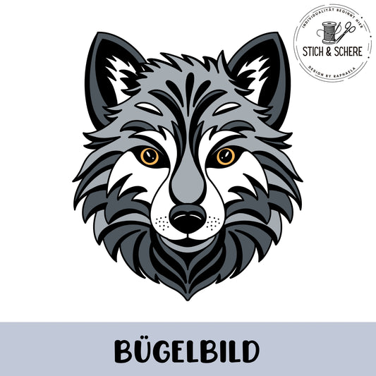 „Freigestelltes Bügelbild: frontal gezeichneter Wolfskopf in Grau, Schwarz und Weiß mit goldenen Augen und markanter Fellstruktur; klarer, kontrastreicher Stil.“