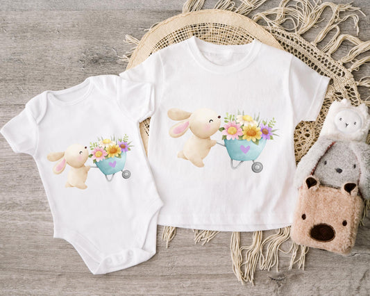 Liebevolles Häschen mit Blumenwagen als Bügelbild für Baby- & Kindermode.
