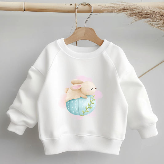 Bügelbild "Hase mit Osterei" auf weißem Kinderpullover – Oster-Motiv für DIY-Projekte
