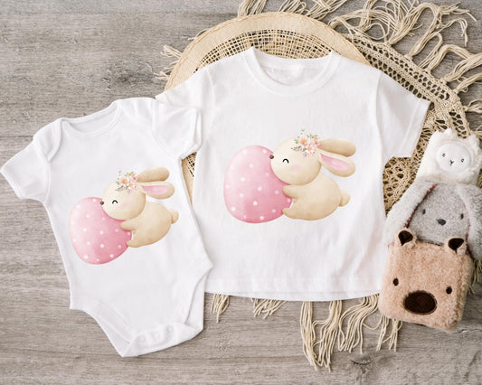 Niedliches Oster-Bügelbild "Hase mit rosa Osterei" für Baby- & Kinderkleidung.