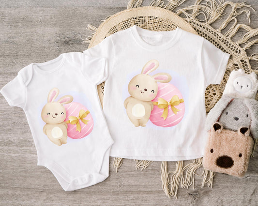 Kinderkleidung mit Bügelbild "Hase mit Schleifenosterei" – perfekt für Oster-DIY-Projekte.