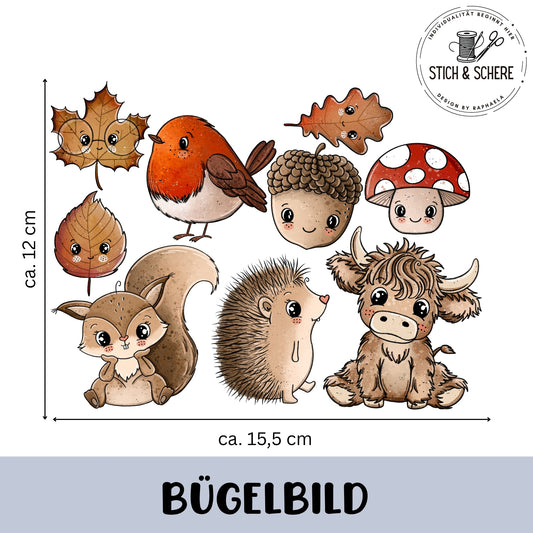 „Bügelbild-Set Herbstliebe: neun herbstliche Motive – Ahorn-, Buchen- und Eichenblatt mit Gesichtern, Rotkehlchen, Eichel, Fliegenpilz, Eichhörnchen, Igel und kleine Highland-Kuh; Gesamtbogen etwa 15,5 × 12 cm.“