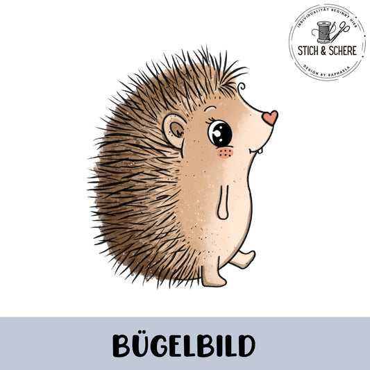 „Freigestelltes Bügelbild: stehender, brauner Igel im Profil mit vielen Stacheln, Herzchen-Nase und freundlichem Gesicht; kindlicher Illustrationsstil.“
